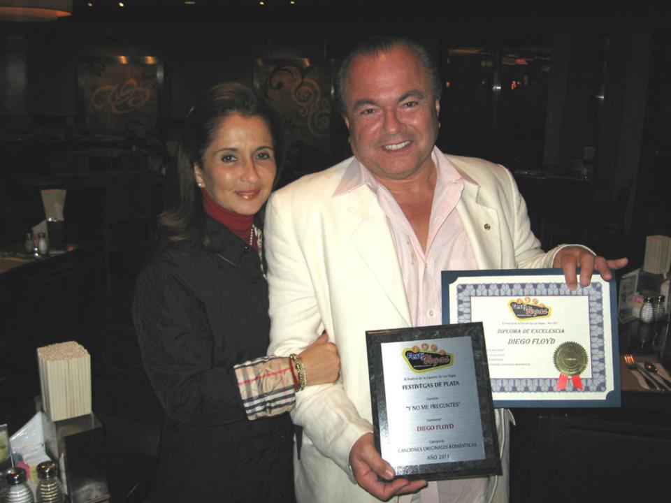 Ganador FestiVegas con Placas de Reconocimiento